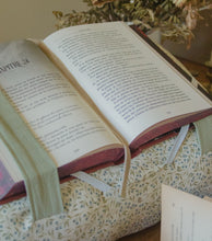 Charger l'image dans la galerie, Coussins de Lecture "Juliette & Augusta"