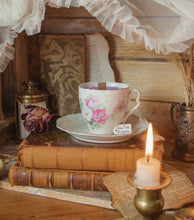 Charger l'image dans la galerie, Bougie "Lady Violet" - Lilas et Miel