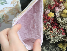 Charger l'image dans la galerie, Pochette à livre "Biches"