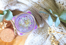 Charger l'image dans la galerie, PRÉCOMMANDE - Bougie " Je Suis Livrophage" - Violette Des Bois