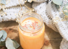 Charger l'image dans la galerie, Bougie " Trick Or Treat ? " - Notes de Bergamote, Pomme, Fleures Blanches, Musc, Santal & Accord Bois Sec