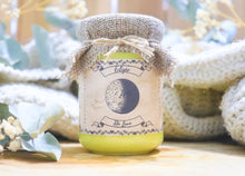 Charger l'image dans la galerie, Bougie " Eclipse De Lune " - Notes de Cannelle, Pomme, Orange & Vanille