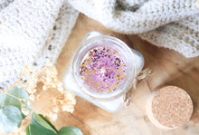 Charger l'image dans la galerie, Bougie " La Chronique Des Bridgerton" - Orchidée Blanche & Macaron Framboise Violette