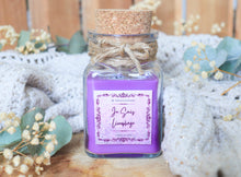 Charger l'image dans la galerie, PRÉCOMMANDE - Bougie " Je Suis Livrophage" - Violette Des Bois