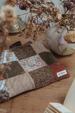 Charger l'image dans la galerie, Pochette à livre noeud "Patchwork Cosy"

