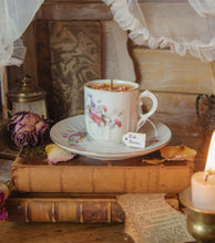 Charger l&#39;image dans la galerie, Bougie &quot;Kate&quot; - Framboise, Bois de Santal et Jasmin

