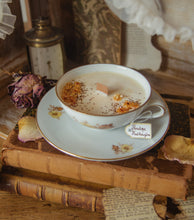 Charger l&#39;image dans la galerie, Bougie &quot;Penelope Featherigton&quot; - Calisson et Fleur d&#39;Oranger
